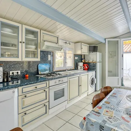 Holiday home Maison Charmante A L'epine Avec Jardin Cloture Et Terrasse *